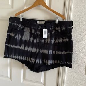 NWT torrid sz24 mid rise black tie dye shorts